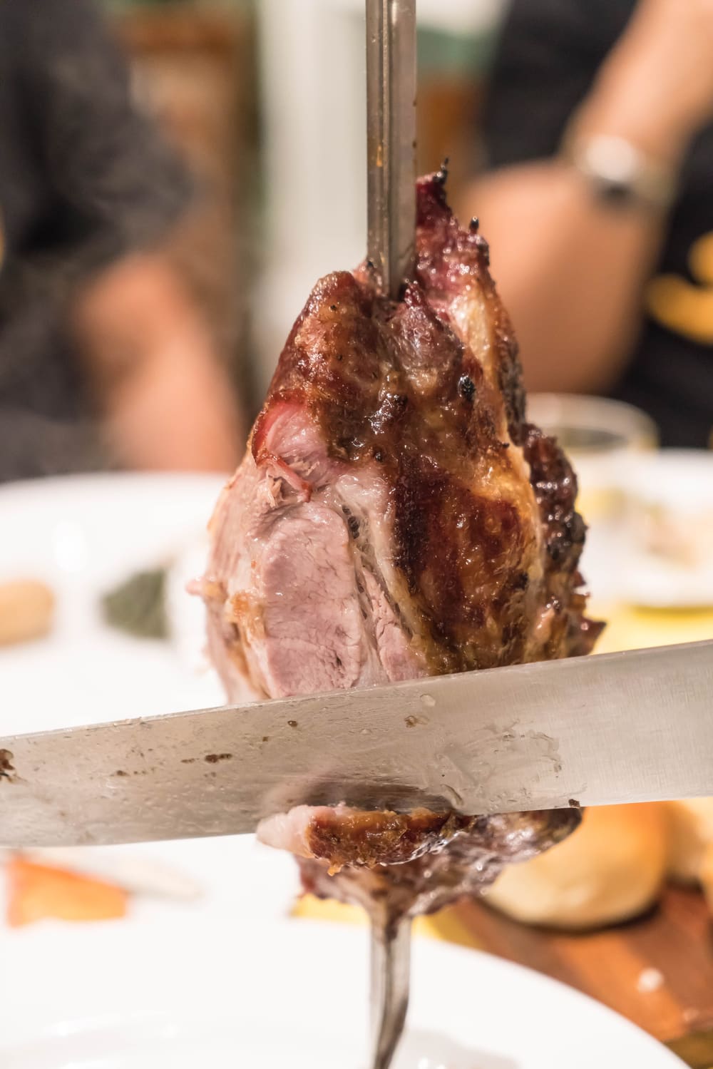 Churrasco sendo preparado para evento com vários convidados