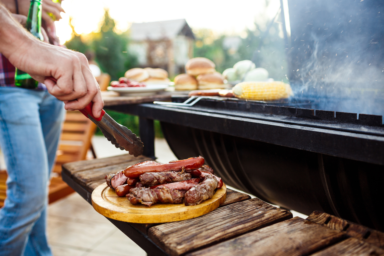 Churrasqueiro preparando carnes para evento em Sertãozinho