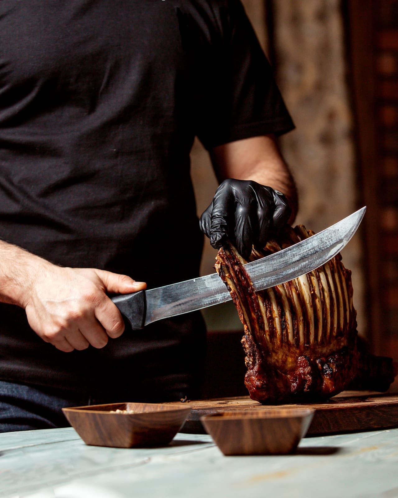 Churrasqueiro preparando carnes na grelha em evento