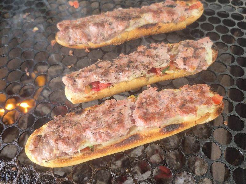 Estrutura de churrasco montada para evento
