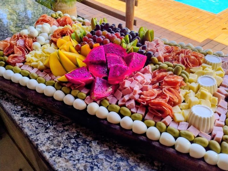 Estrutura de buffet montada para cerimônia de casamento