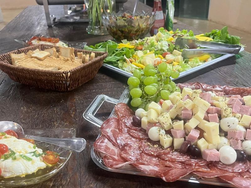 Mesa de frios e saladas em confraternização de empresa