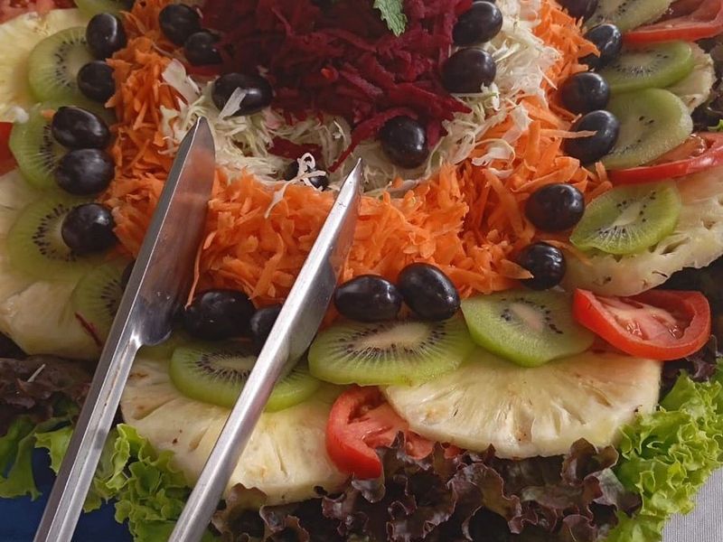 Saladas para acompanhar a feijoada servida em evento em Ribeirão Preto