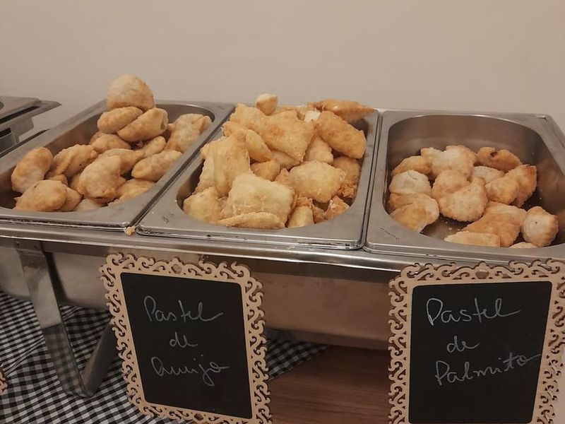 Mesa de acompanhamentos montada para feijoada em evento